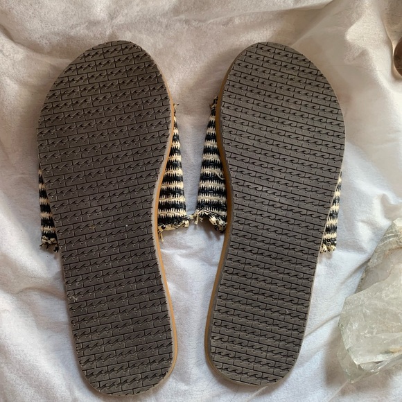 Billabong Black and White Fringed Slides - Picture 3 of 3